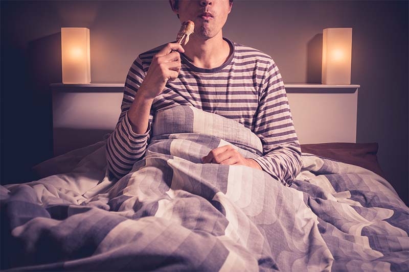 Bestimmte Lebensmittel können einen negativen Einfluss auf deinen Schlaf haben
